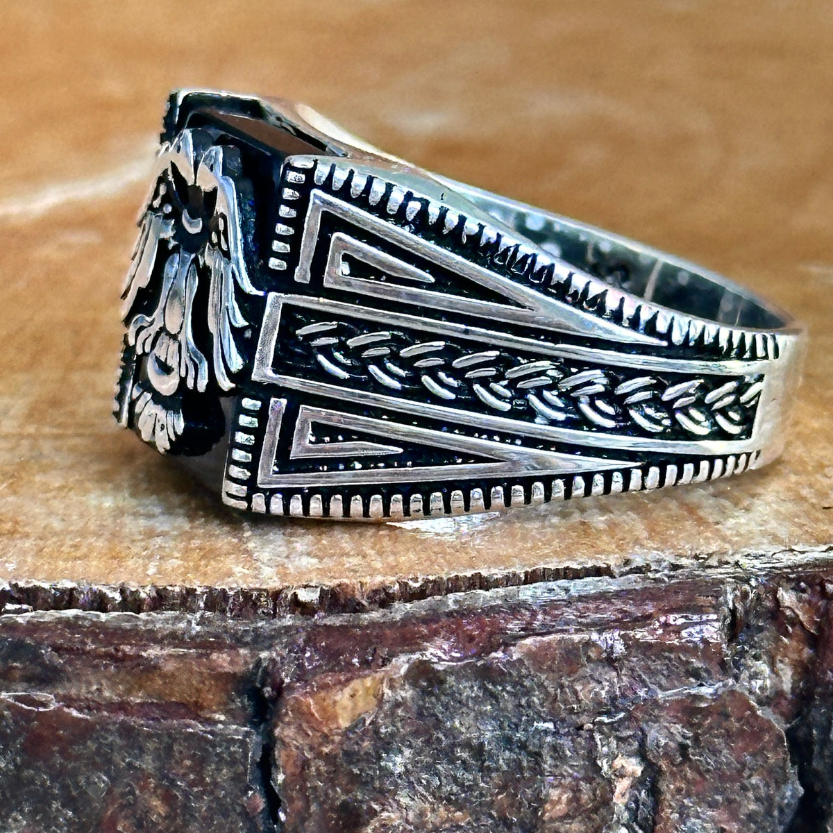 Anillo de hombre con figura de águila de piedra de ónix plateado