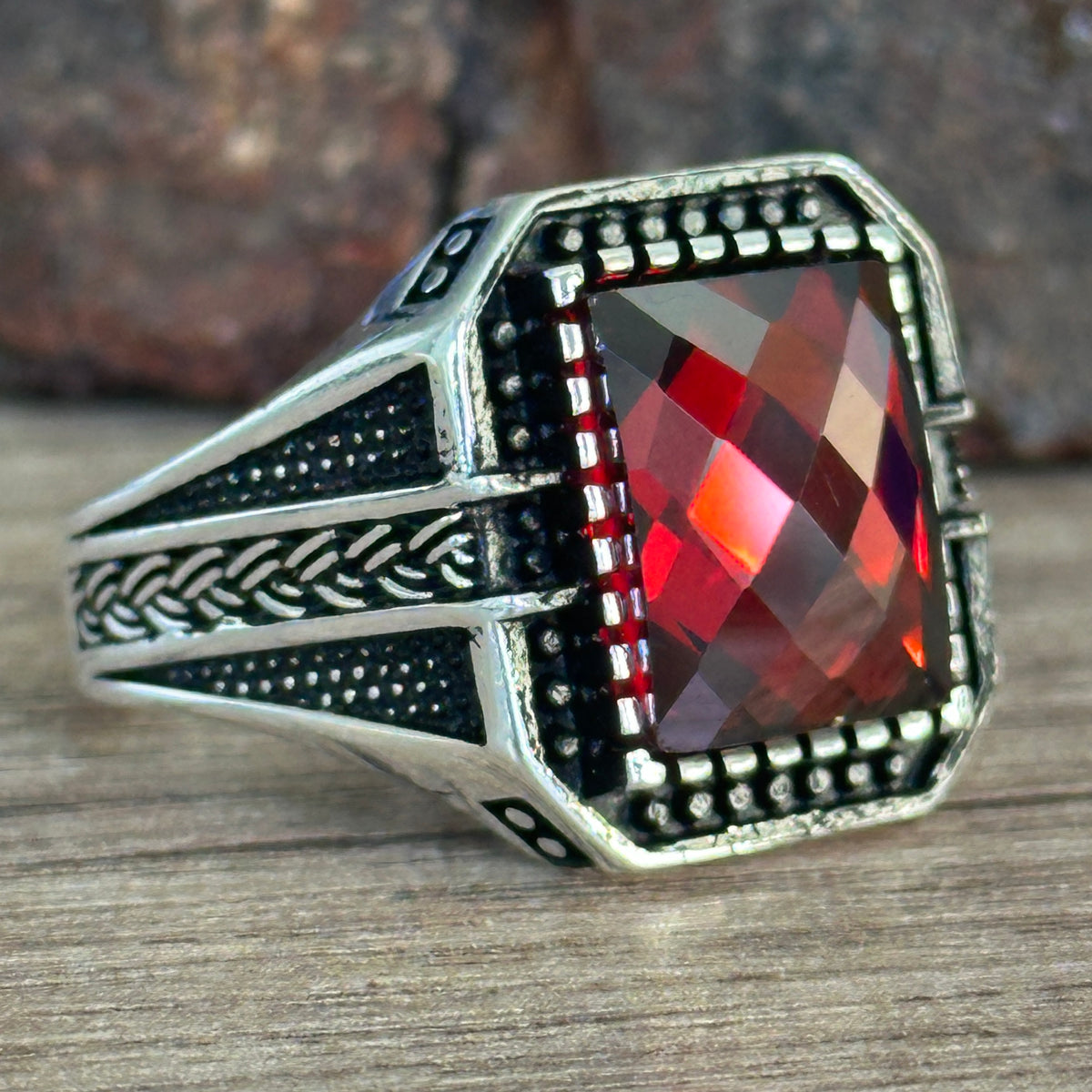 Handgefertigter Herren-Silberring mit Rubinstein