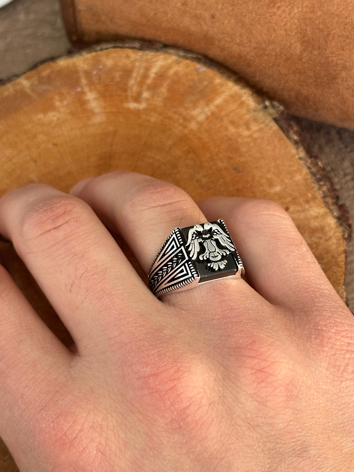 Anillo de hombre con figura de águila de piedra de ónix plateado