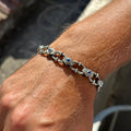 Pulsera de cadena con piedras preciosas de zafiro grabadas en plata