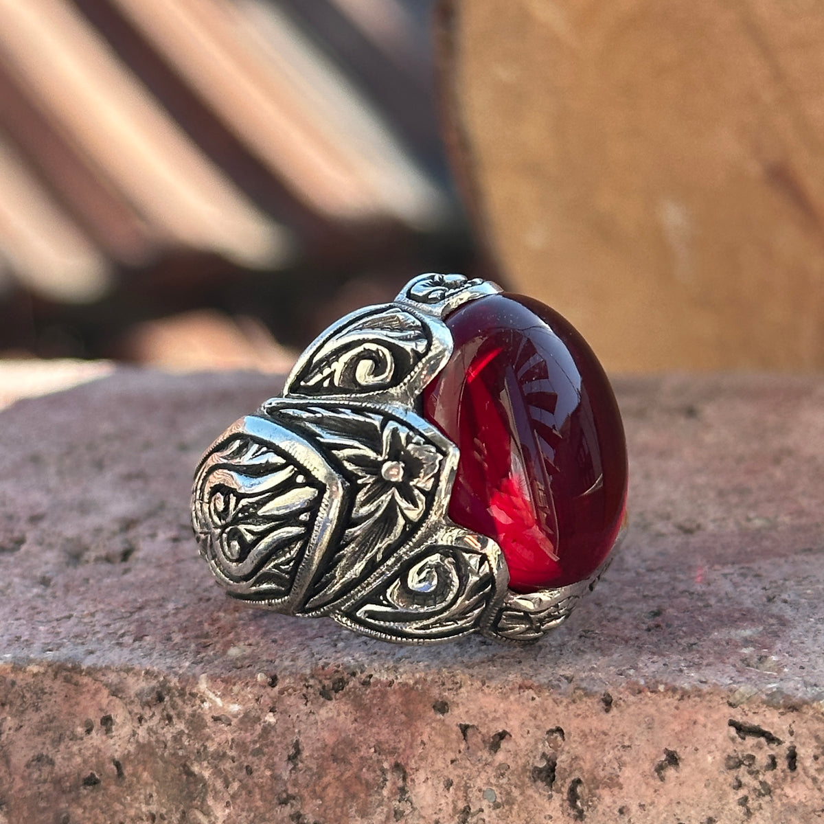 Anillo de rubí rojo grabado a mano para hombre