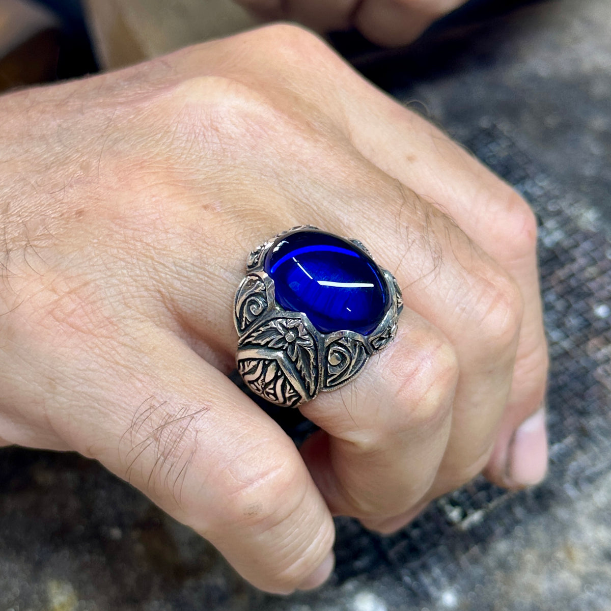 Herrenring aus Silber im osmanischen Stil mit Gravur und Saphir