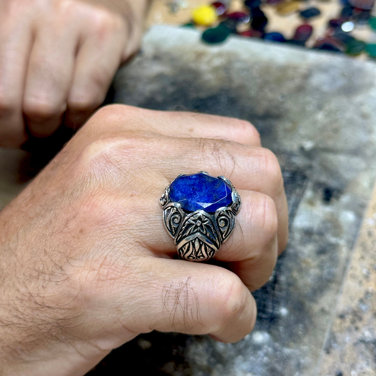 Handgefertigter Herrenring aus Silber mit graviertem Saphir.