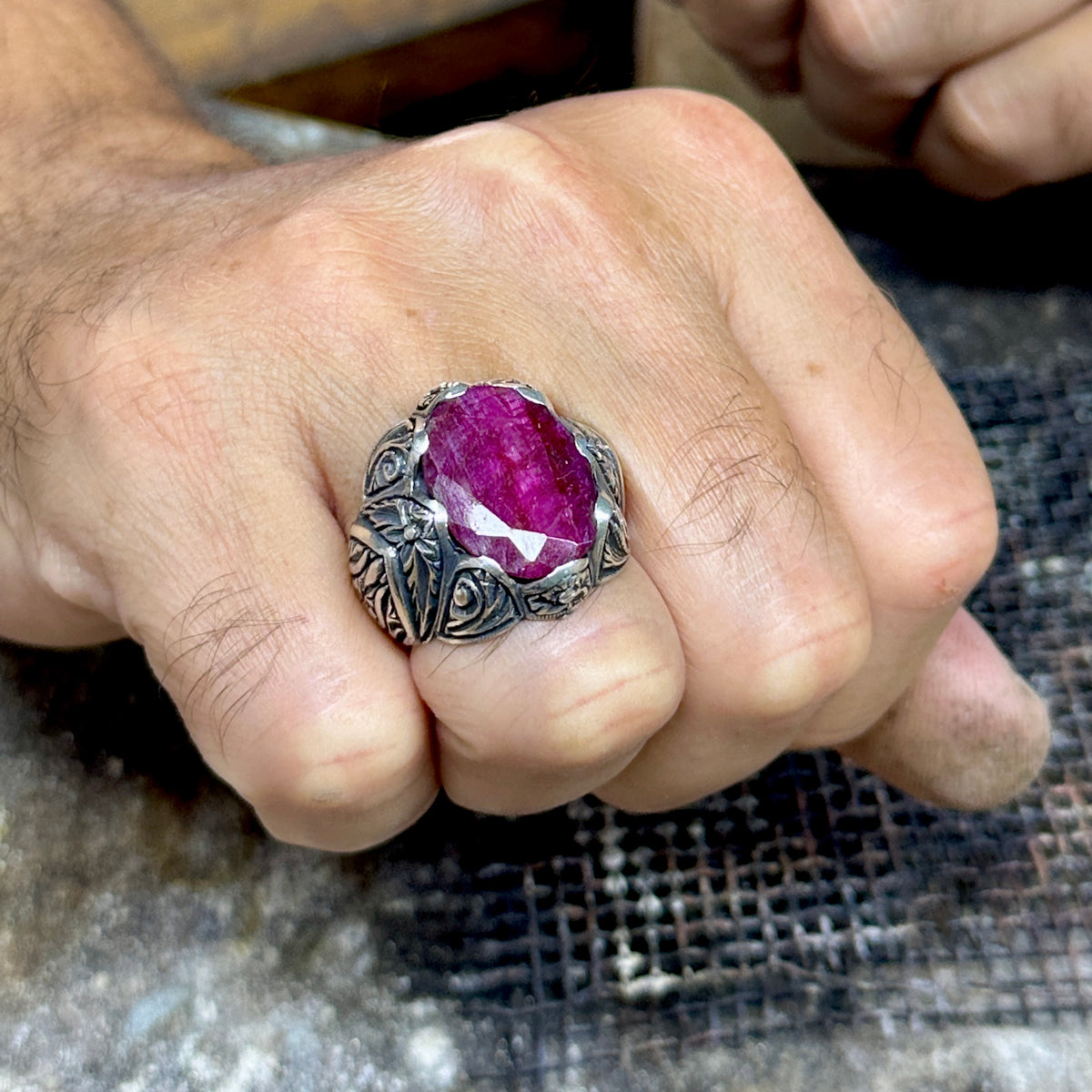 Herrenring aus Silber, handgefertigt, mit natürlichem rotem Rubin