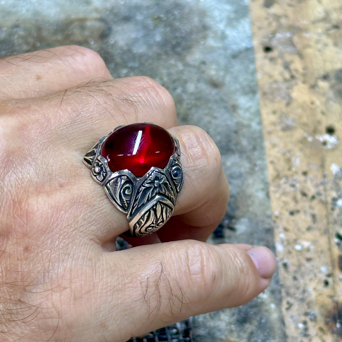Anillo de rubí rojo grabado a mano para hombre
