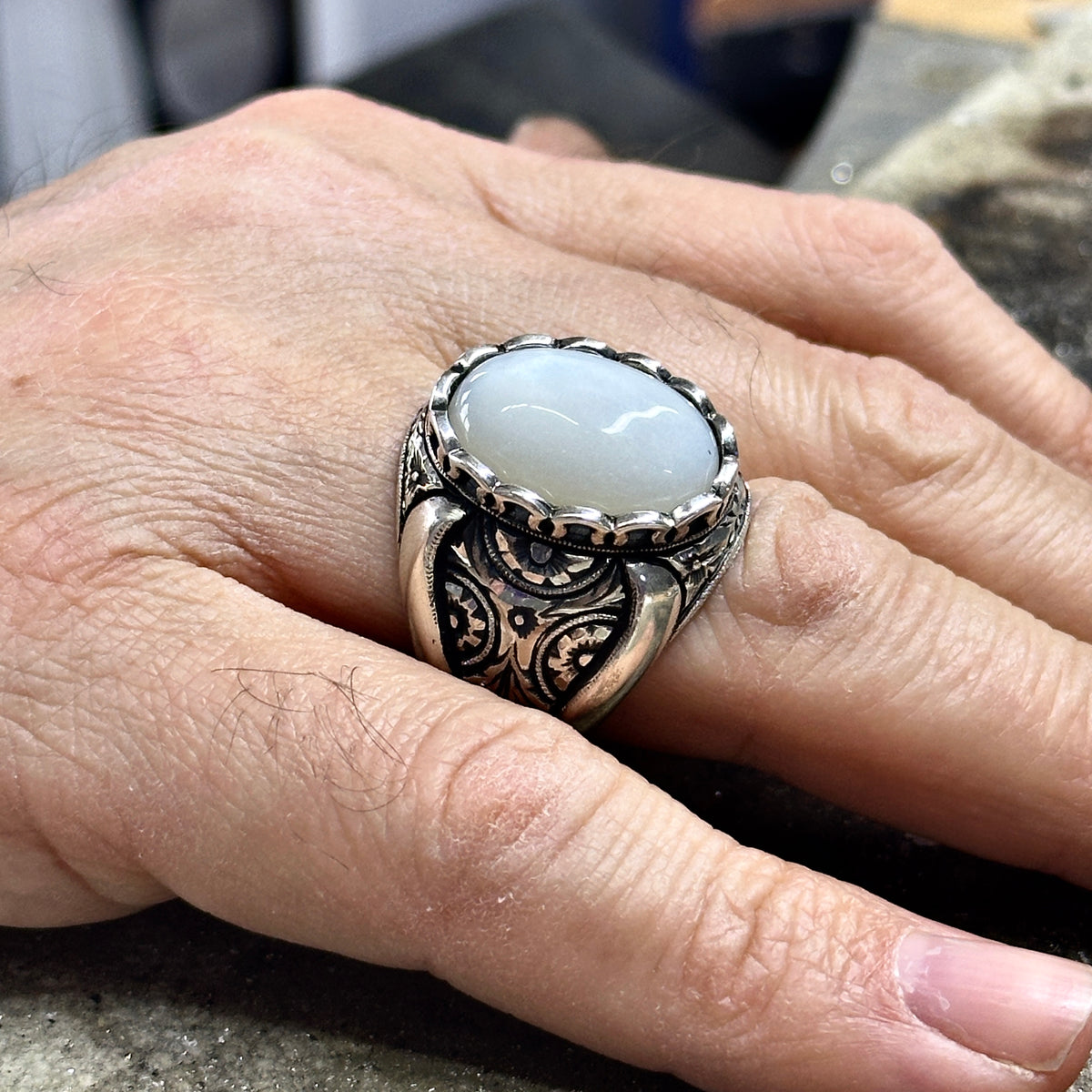 Anillo de hombre de plata hecho a mano con piedra lunar natural