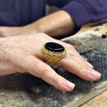 Anillo de ónix de oro grande hecho a mano en plata