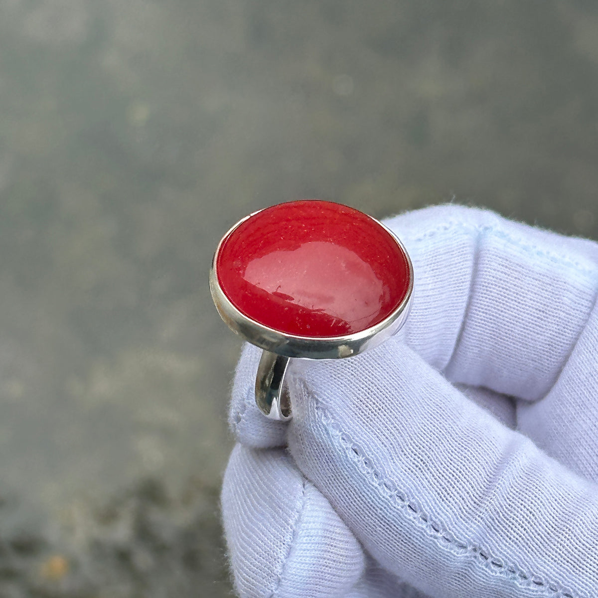 Silberner runder Ring aus rotem Jadestein für Damen