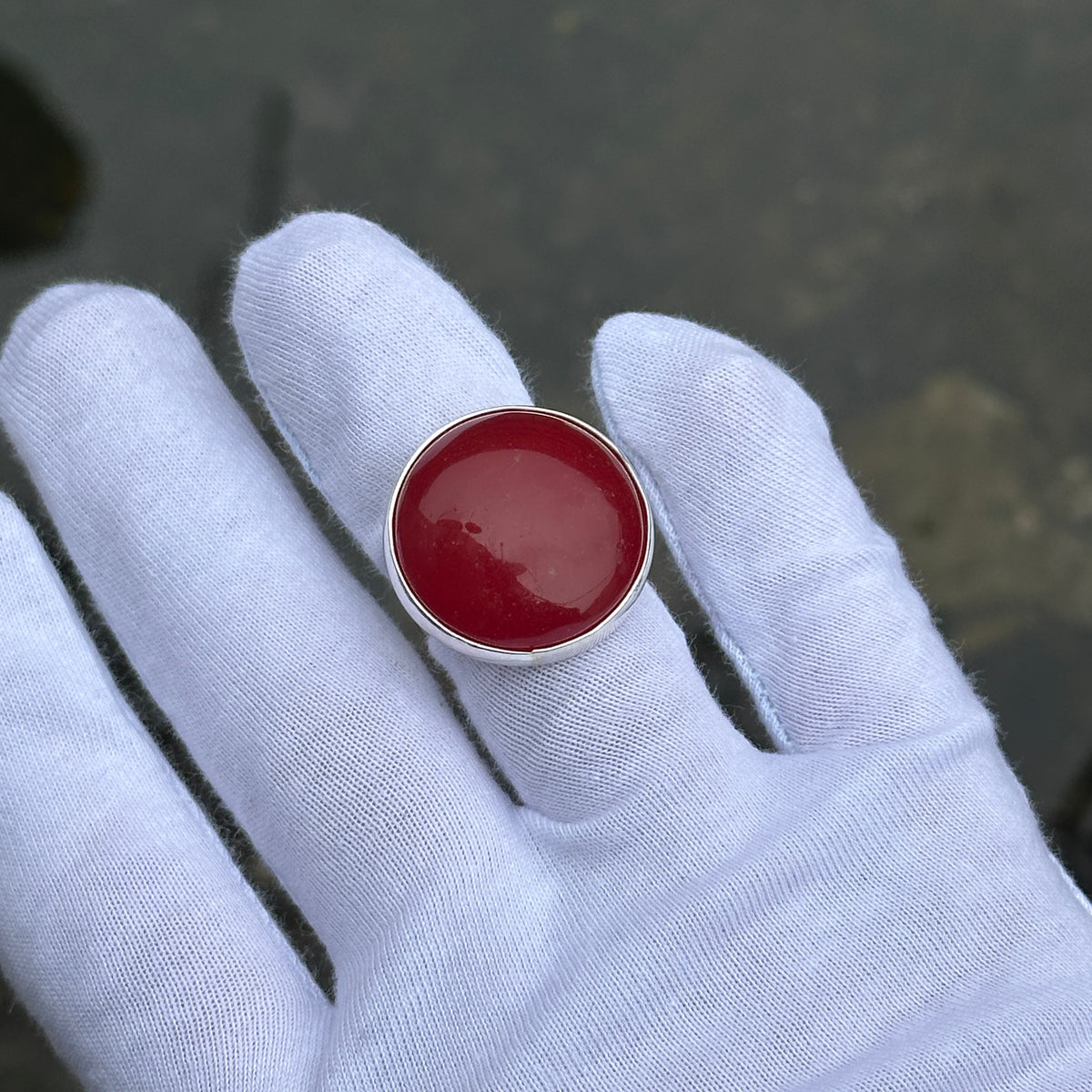 Silberner runder Ring aus rotem Jadestein für Damen