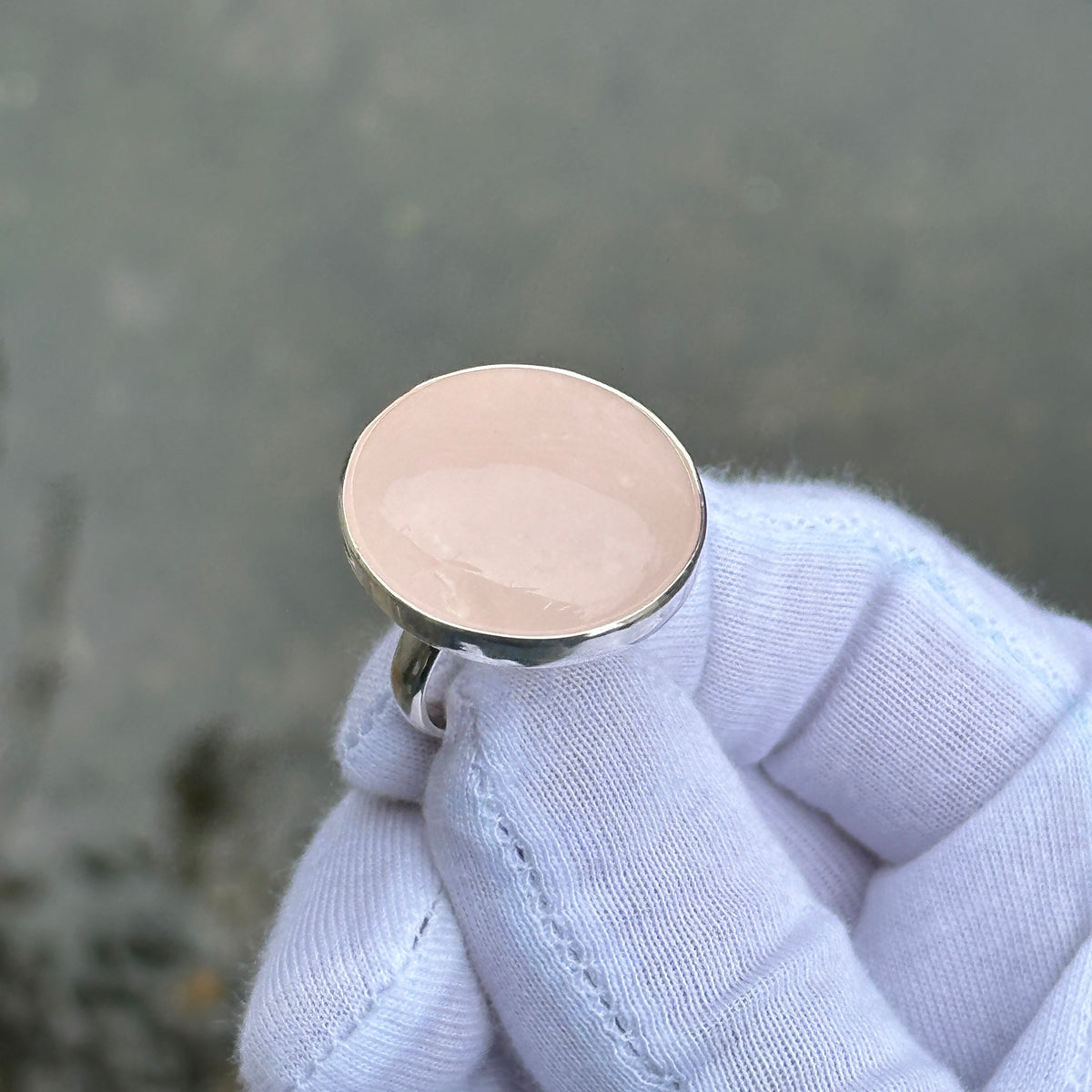 Silberner handgefertigter Damenring mit rundem Rosenquarz