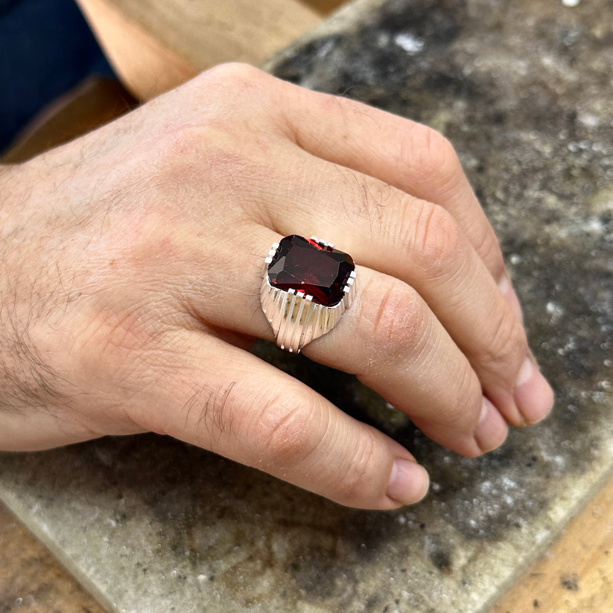 Piedra preciosa de rubí cuadrada hecha a mano para hombres