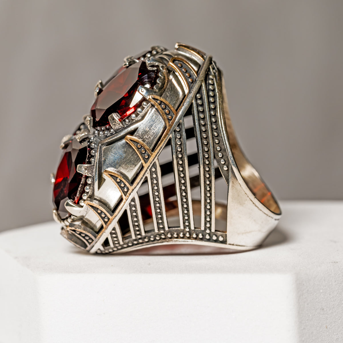 Herrenring aus Silber, handgefertigt, mit großem Granat-Edelstein