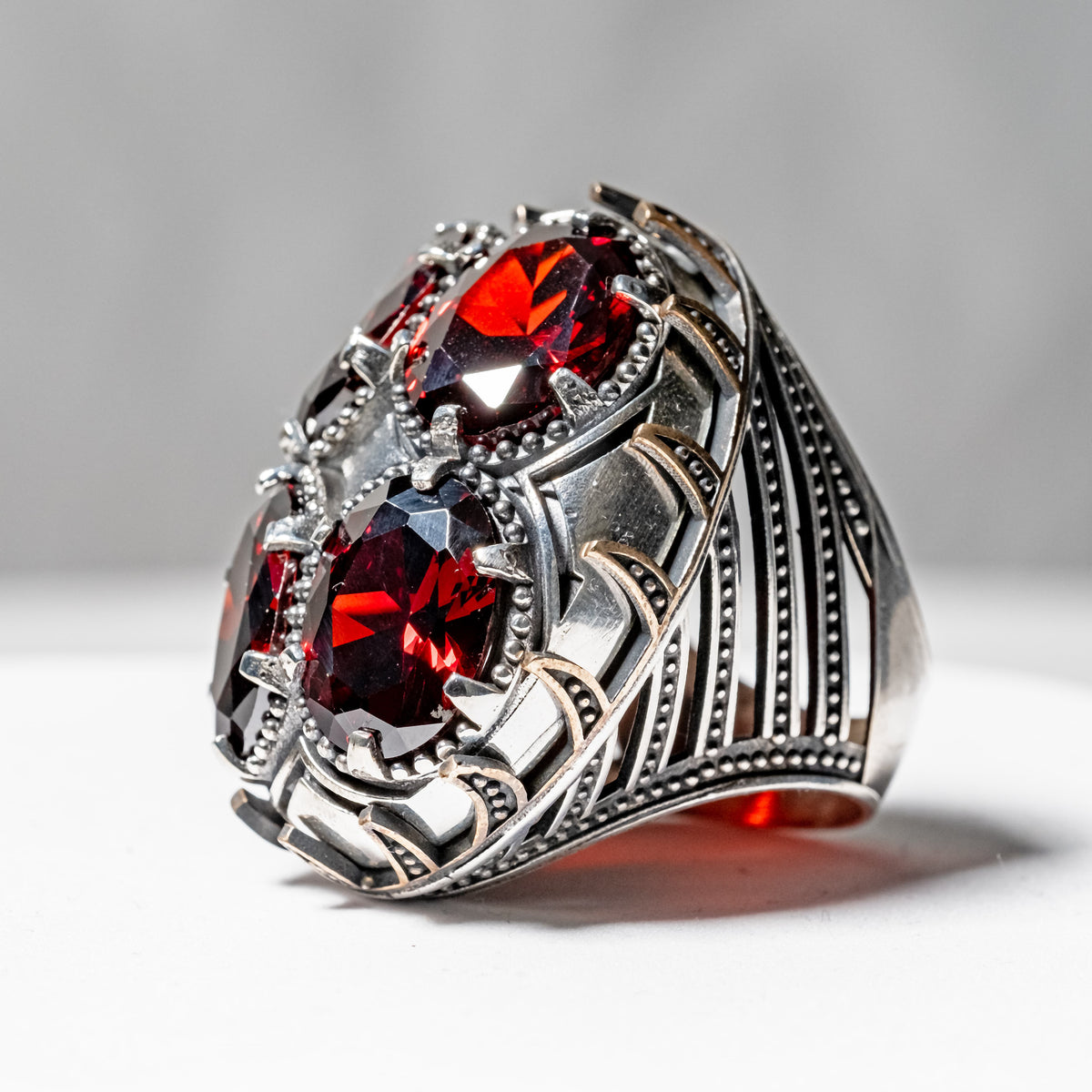 Herrenring aus Silber, handgefertigt, mit großem Granat-Edelstein