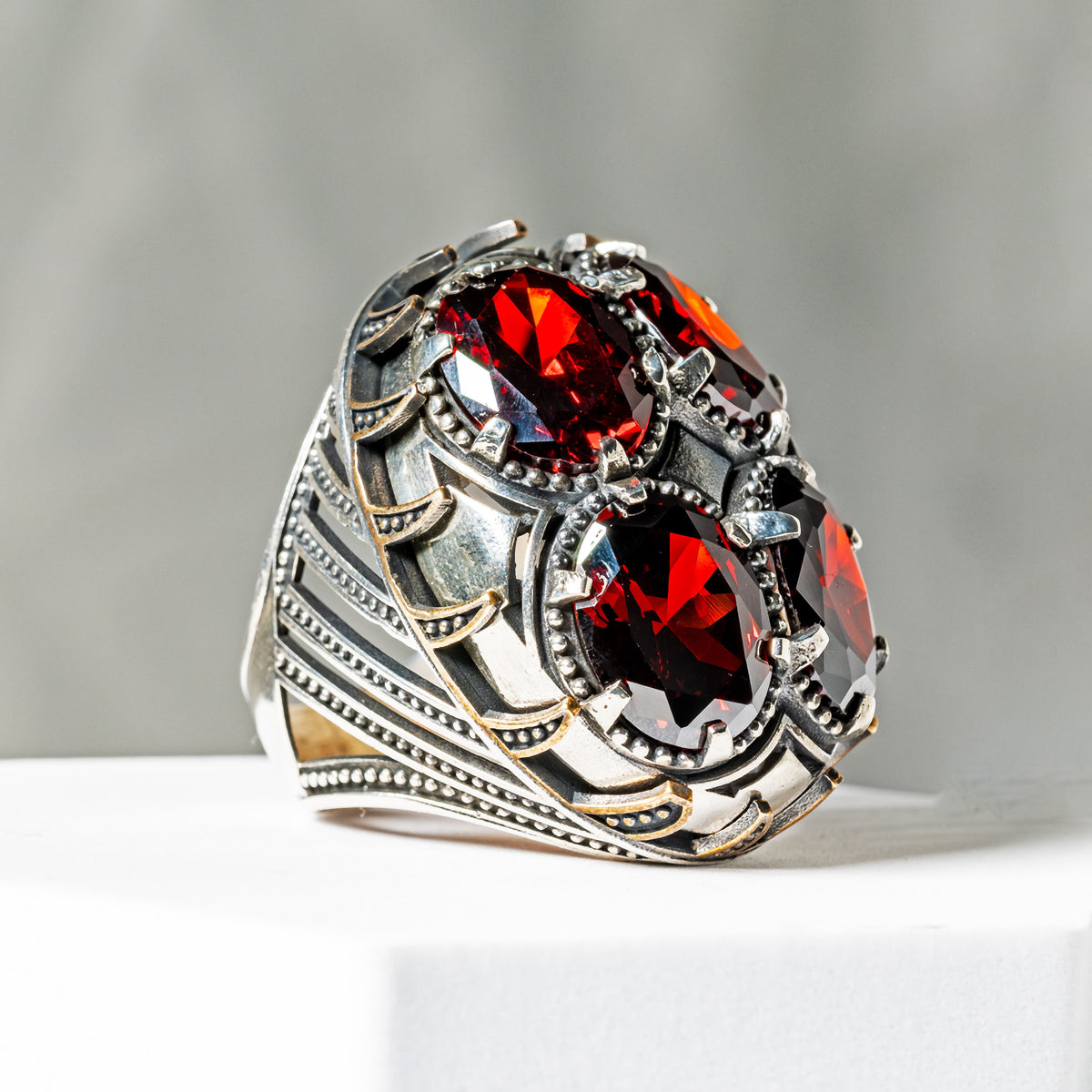 Herrenring aus Silber, handgefertigt, mit großem Granat-Edelstein