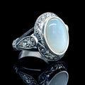 Anillo de plata hecho a mano con piedra lunar natural grabada