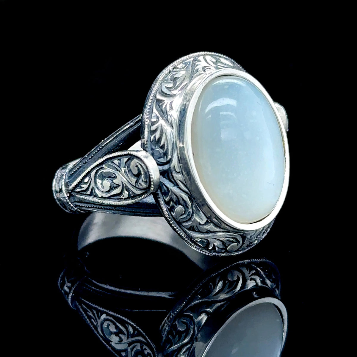 Anillo de plata hecho a mano con piedra lunar natural grabada