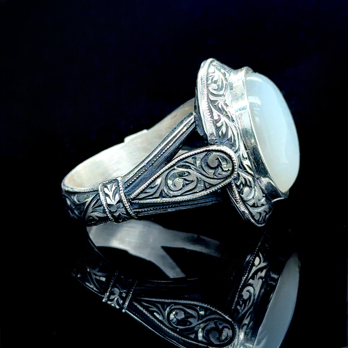 Anillo de plata hecho a mano con piedra lunar natural grabada