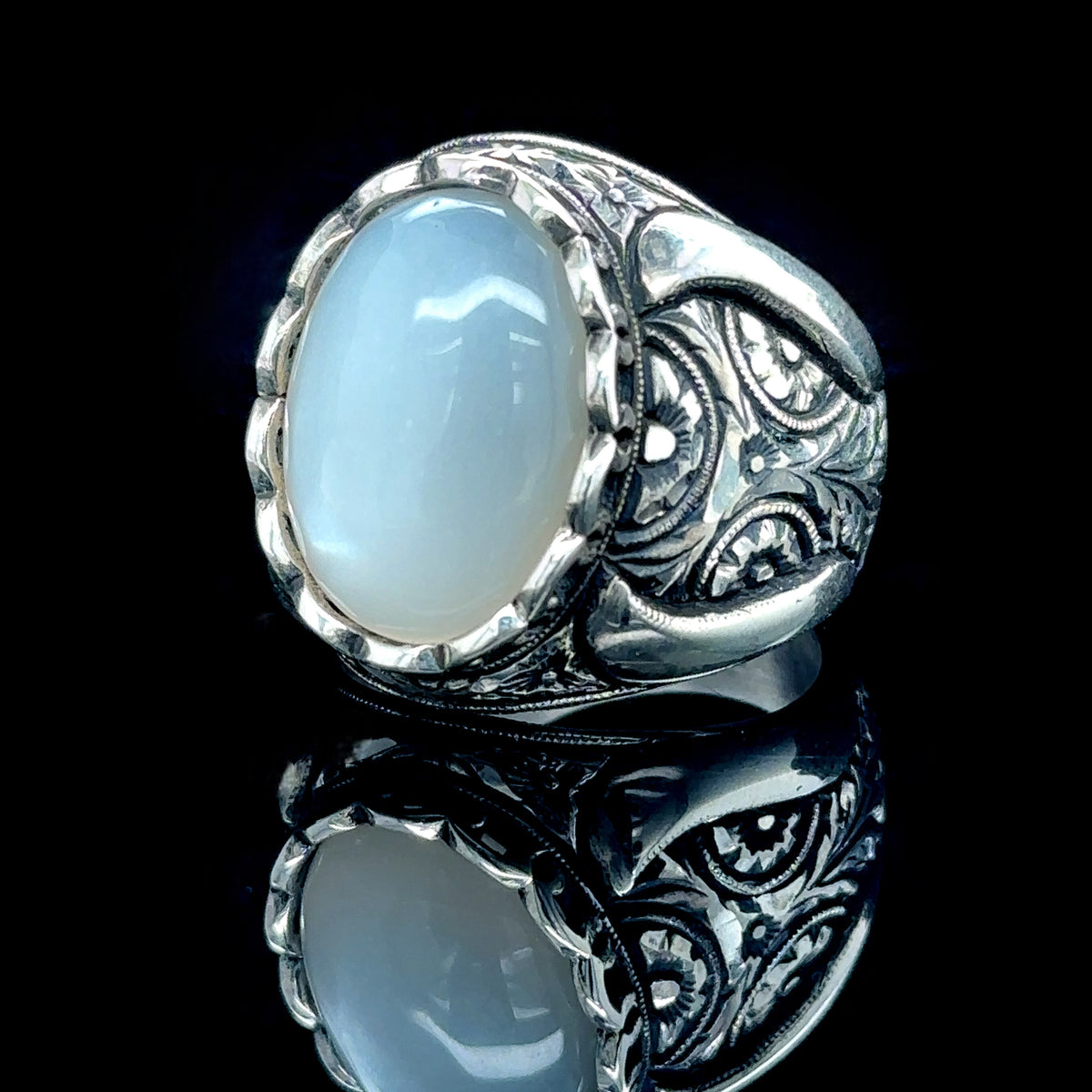 Anillo de hombre de plata hecho a mano con piedra lunar natural