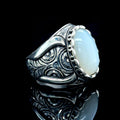 Anillo de hombre de plata hecho a mano con piedra lunar natural