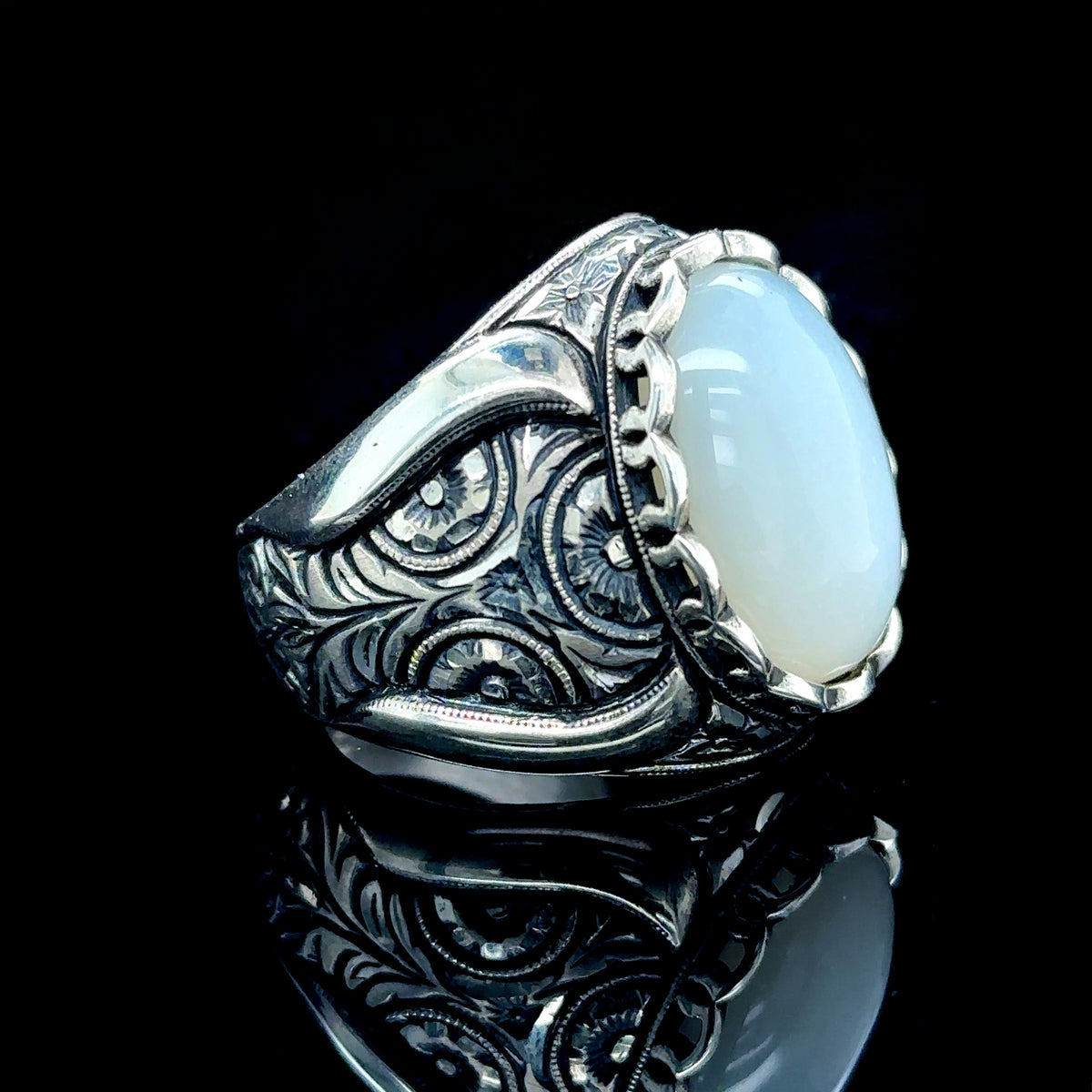 Anillo de hombre de plata hecho a mano con piedra lunar natural