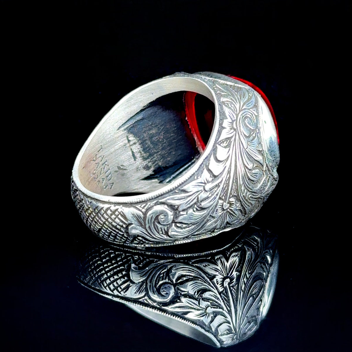 Handgemachter Herrenring mit Rubinsteingravur