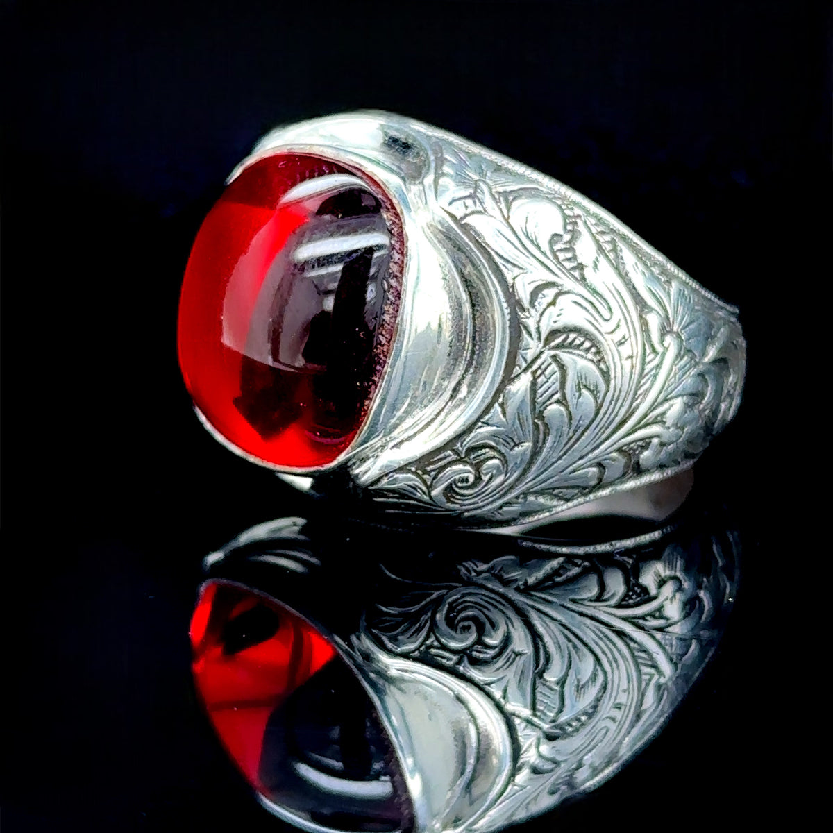 Handgemachter Herrenring mit Rubinsteingravur