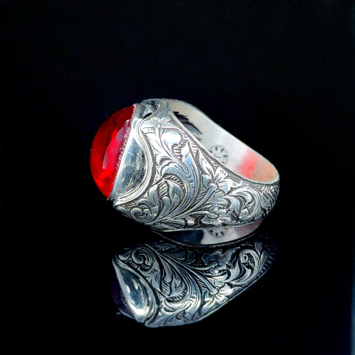 Handgemachter Herrenring mit Rubinsteingravur