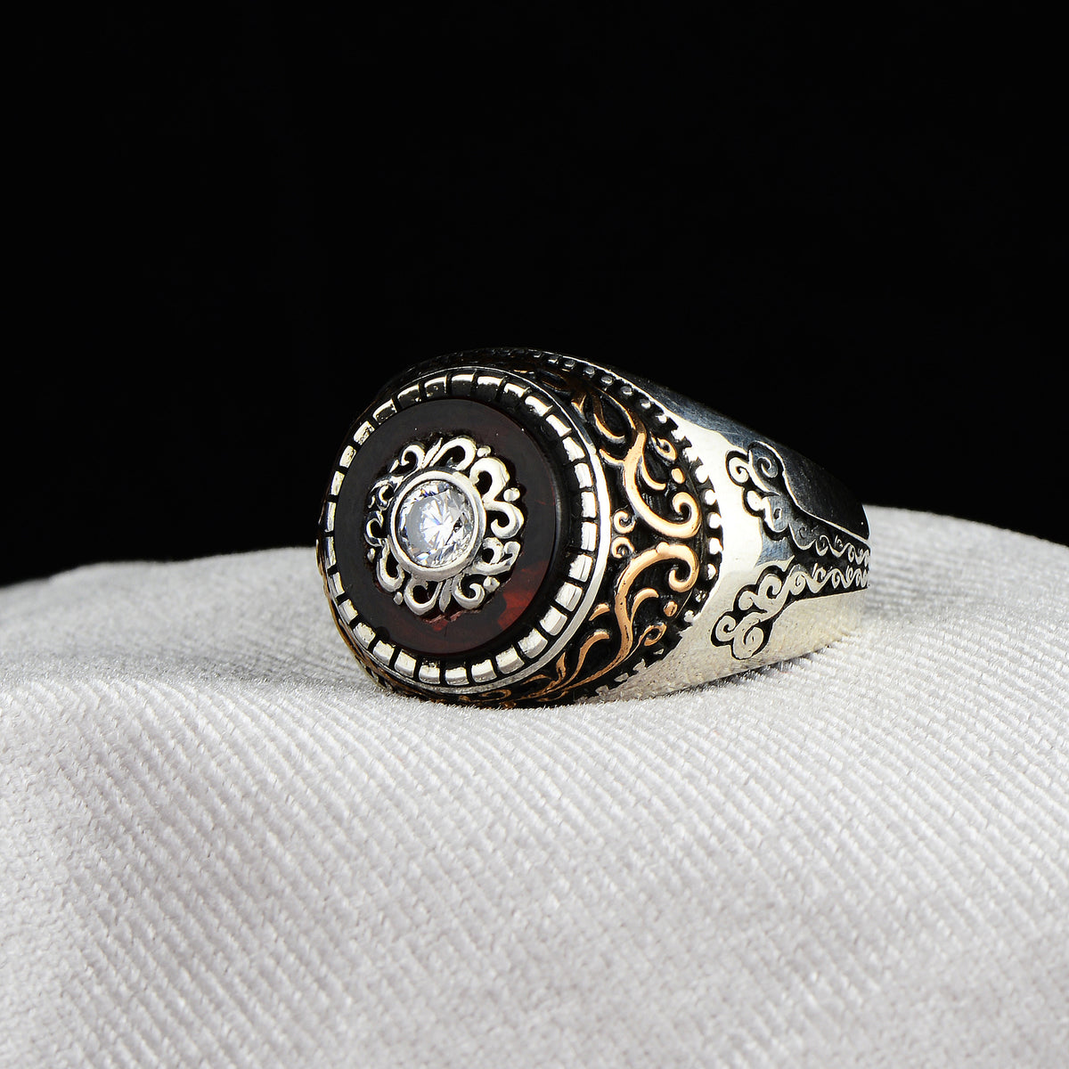 Anillo de plata con grabado de piedra de rubí plateado