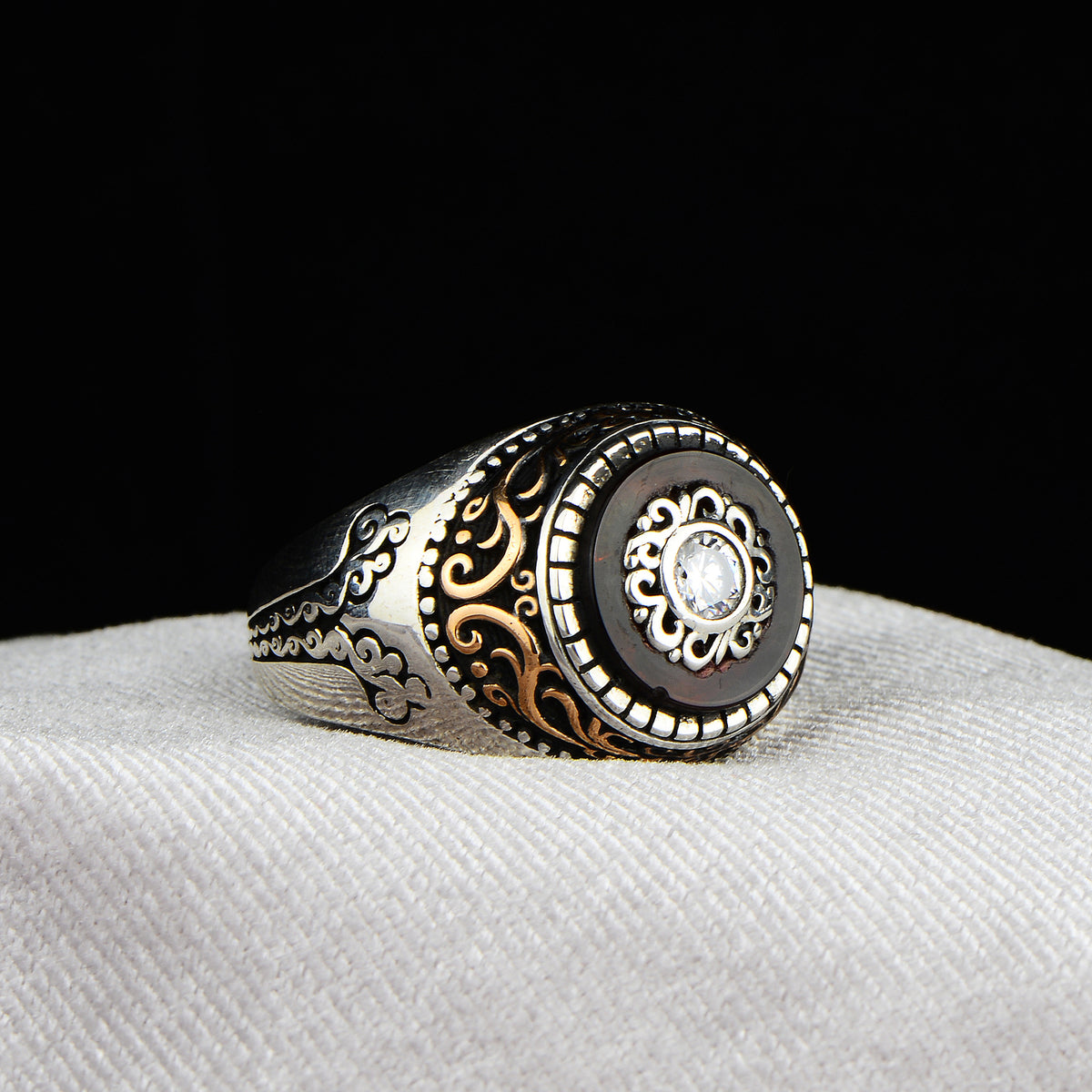 Anillo de plata con grabado de piedra de rubí plateado