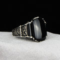 Anillo de plata hecho a mano con piedra de ónix negro