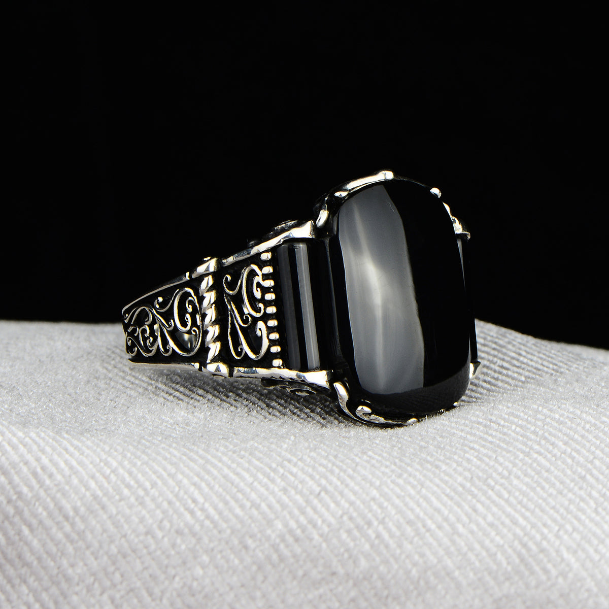 Anillo de plata hecho a mano con piedra de ónix negro