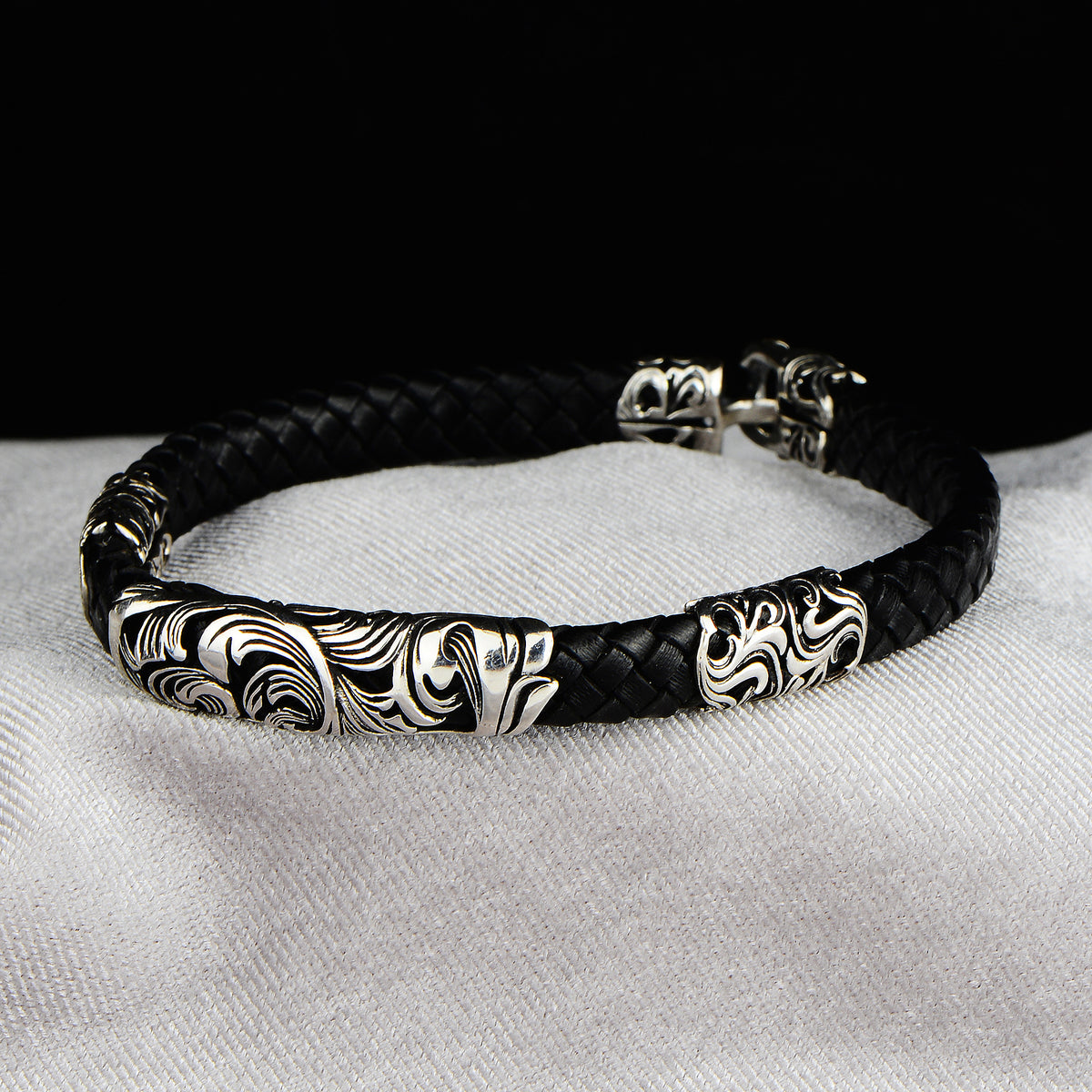 Pulsera de cuero negro hecha a mano en plata