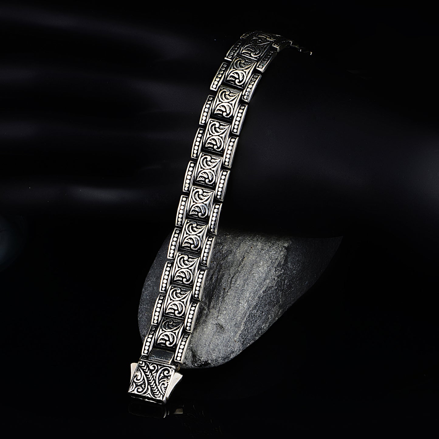 Silbernes handgefertigtes besticktes dickes Armband