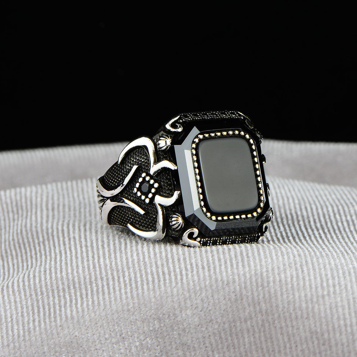 Anillo de plata con piedra de ónix cuadrado hecho a mano