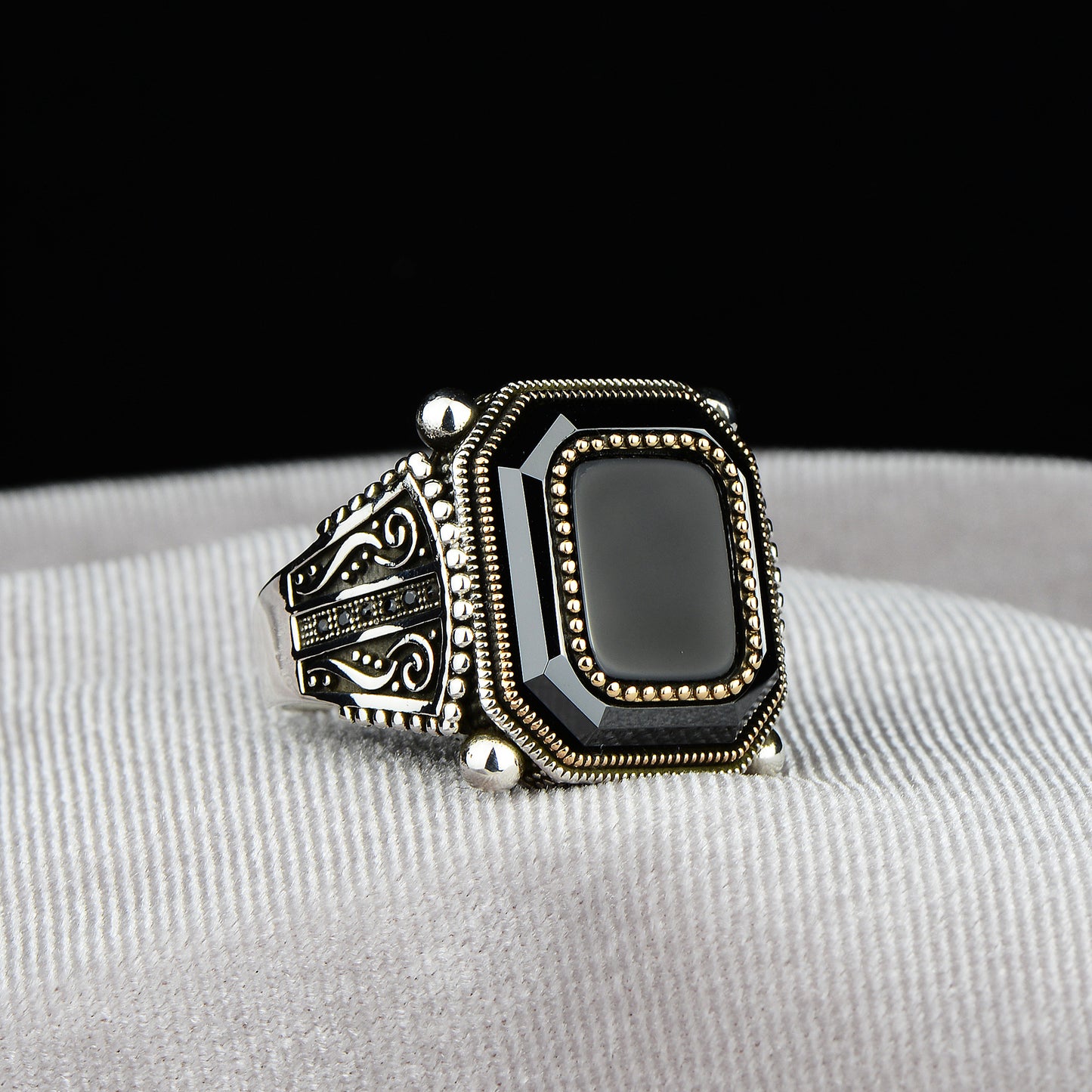 Silberner handgefertigter Onyx-Ring mit quadratischem Design