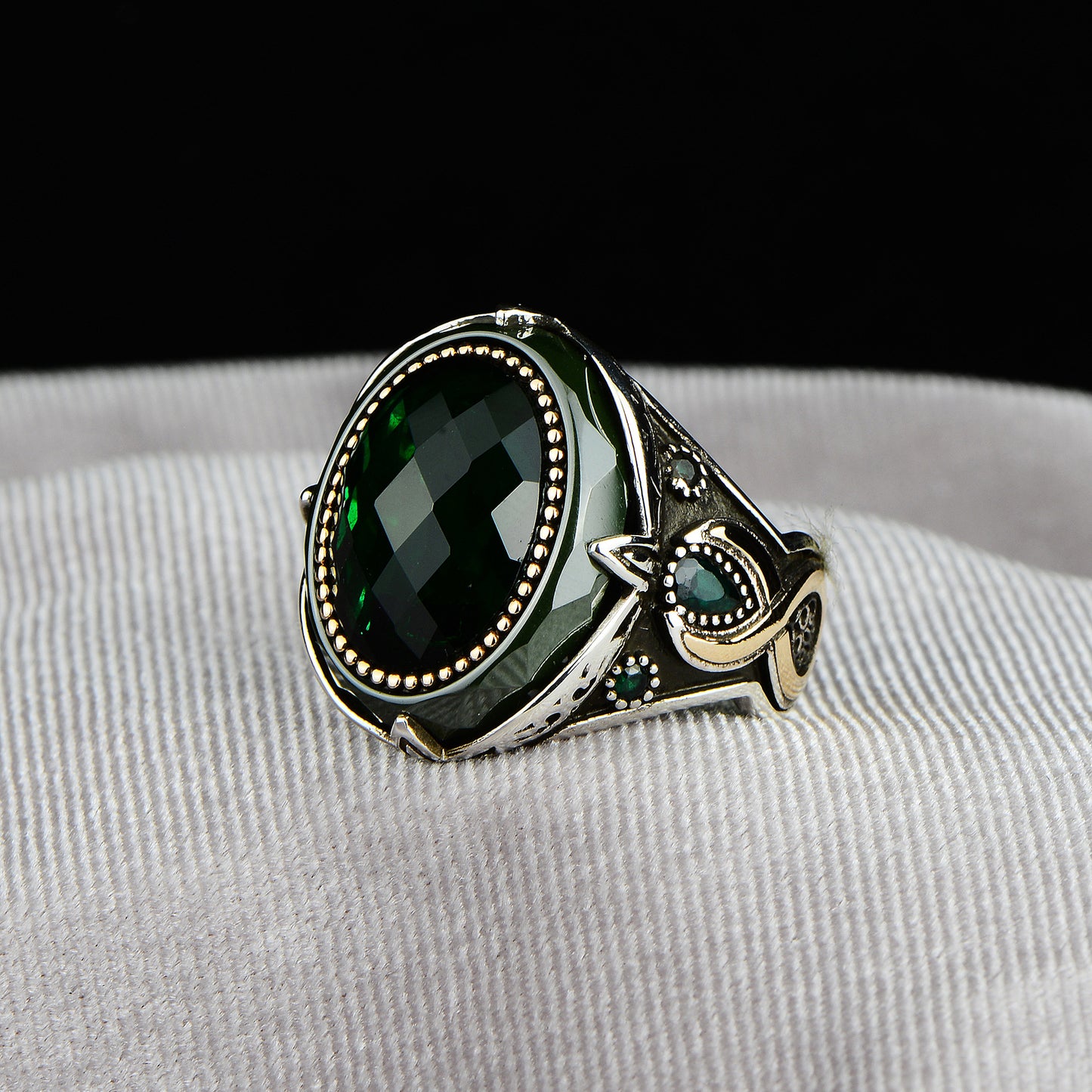 Handgefertigter ovaler Silberring mit Smaragdstein