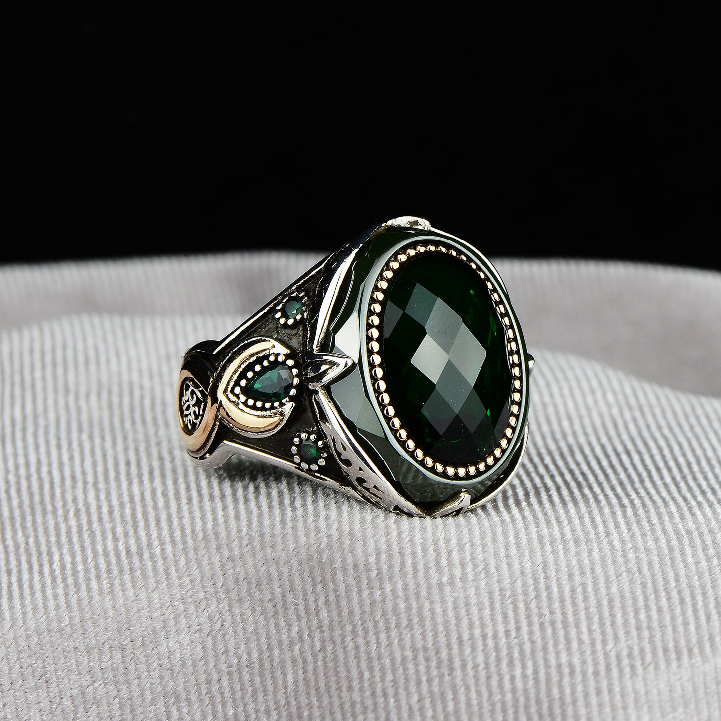 Handgefertigter ovaler Silberring mit Smaragdstein