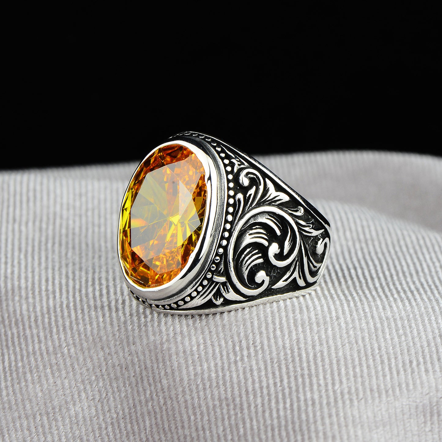 Silberner handgefertigter ovaler Ring mit Citrinstein