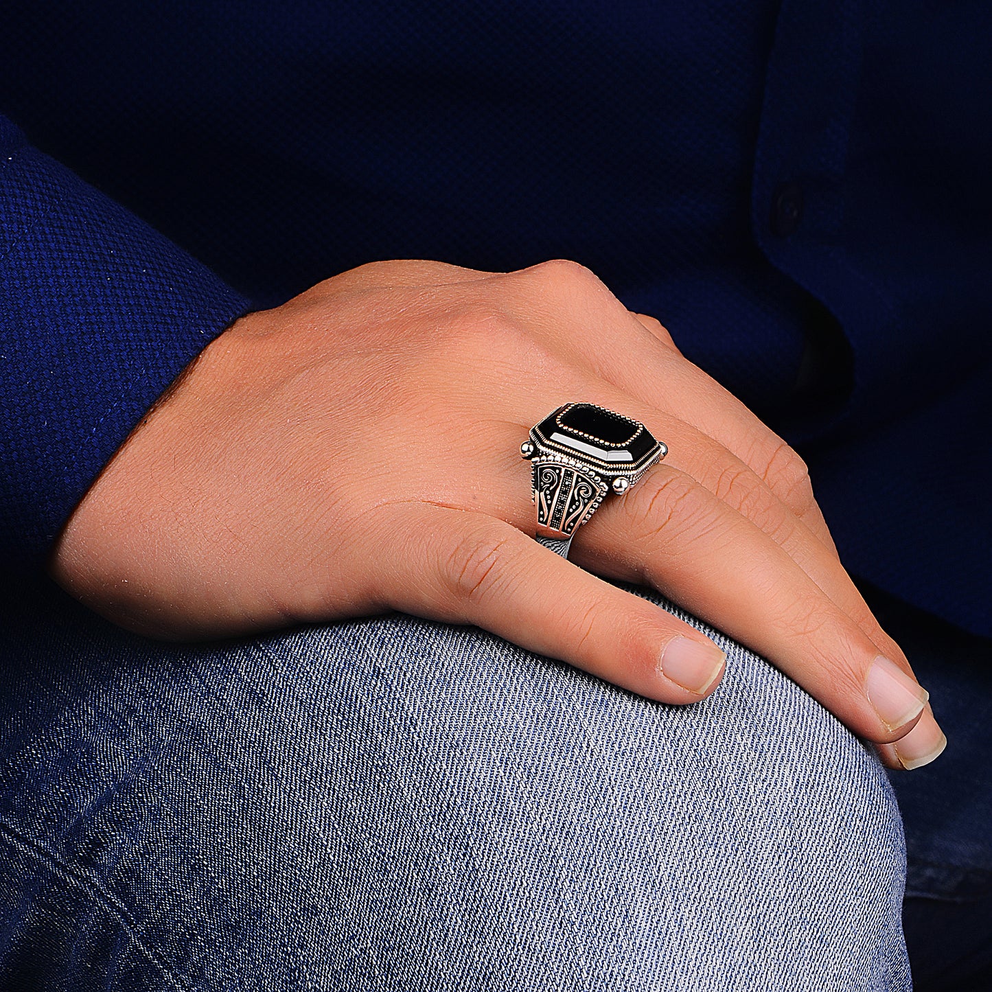 Silberner handgefertigter Onyx-Ring mit quadratischem Design