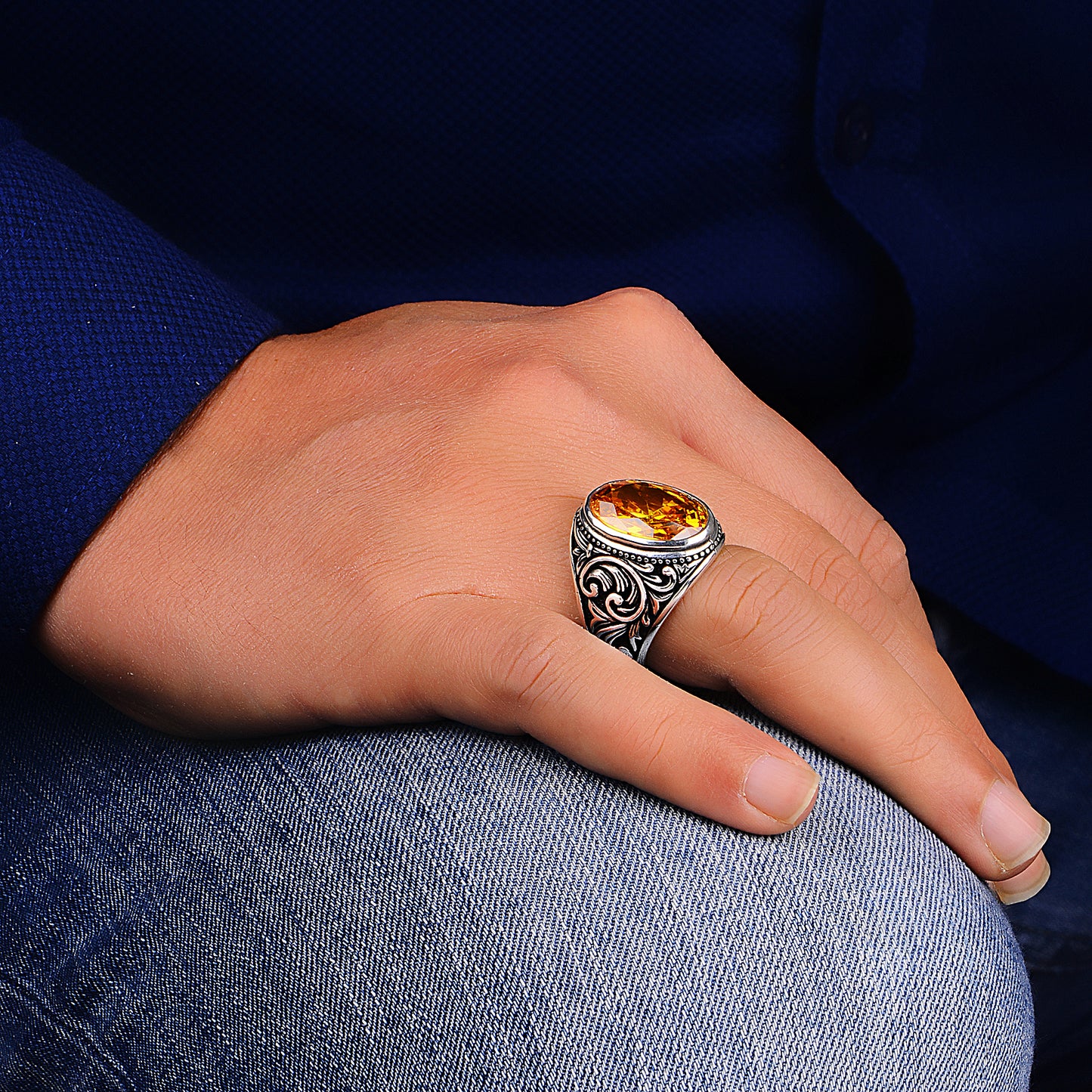 Silberner handgefertigter ovaler Ring mit Citrinstein