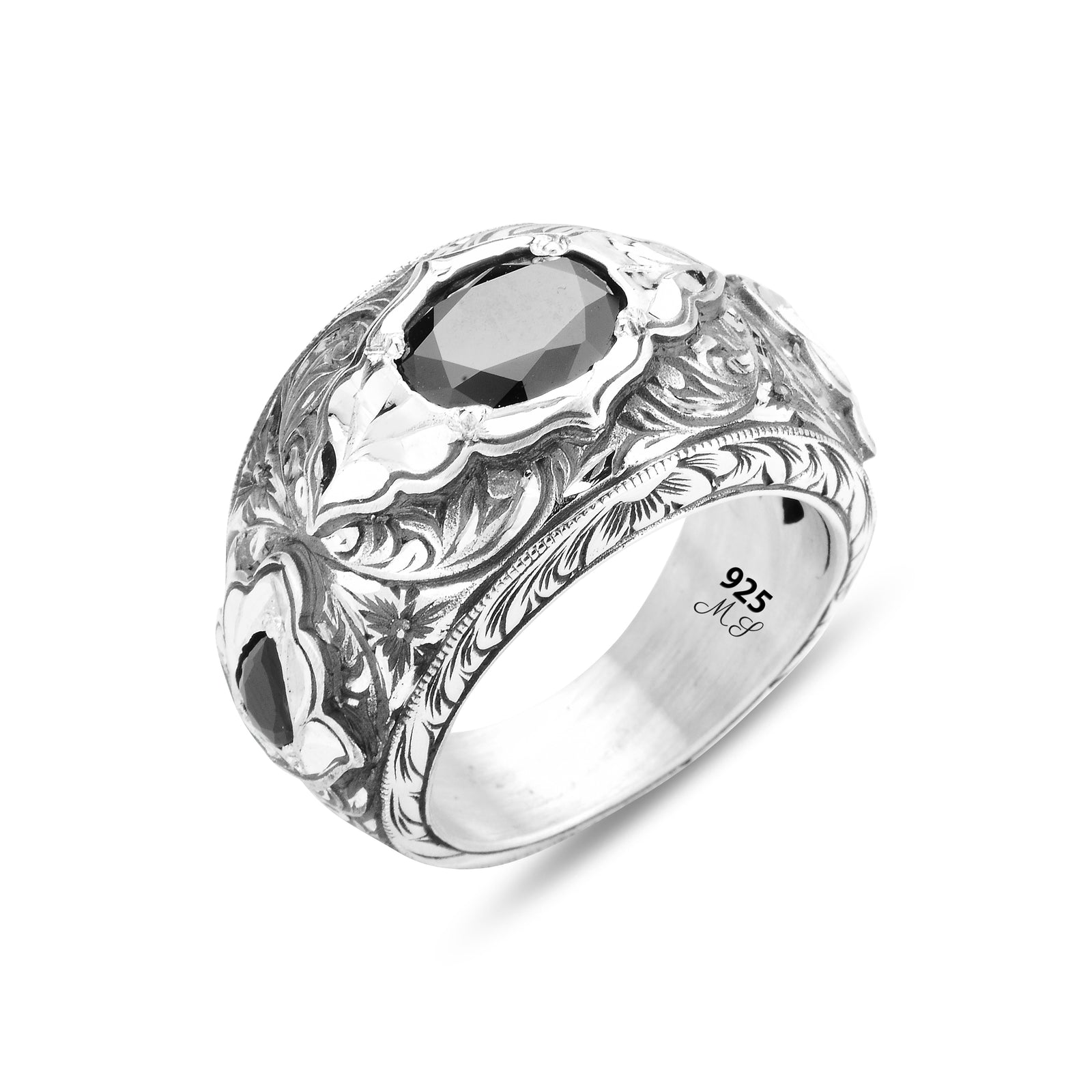 Handgefertigter Herrenring mit schwarzem Zirkon-Edelstein und Gravur