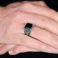 Anillo de hombre con piedra de ónix cuadrada