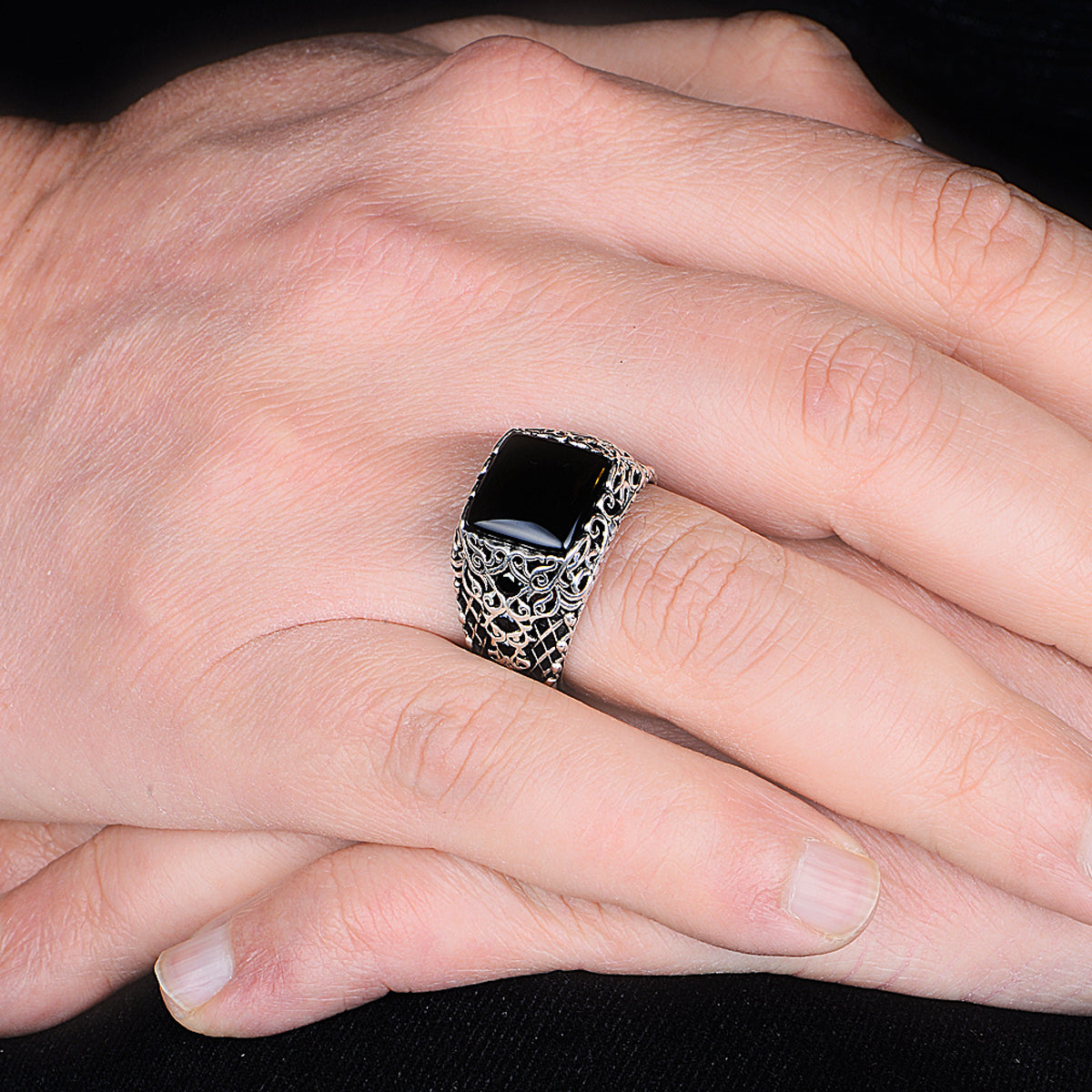 Anillo de hombre con piedra de ónix cuadrada