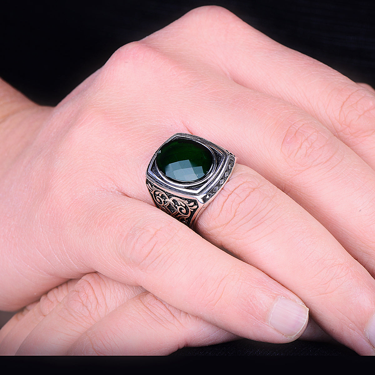 Silberner handgefertigter grüner Smaragdstein-Ring im osmanischen Stil