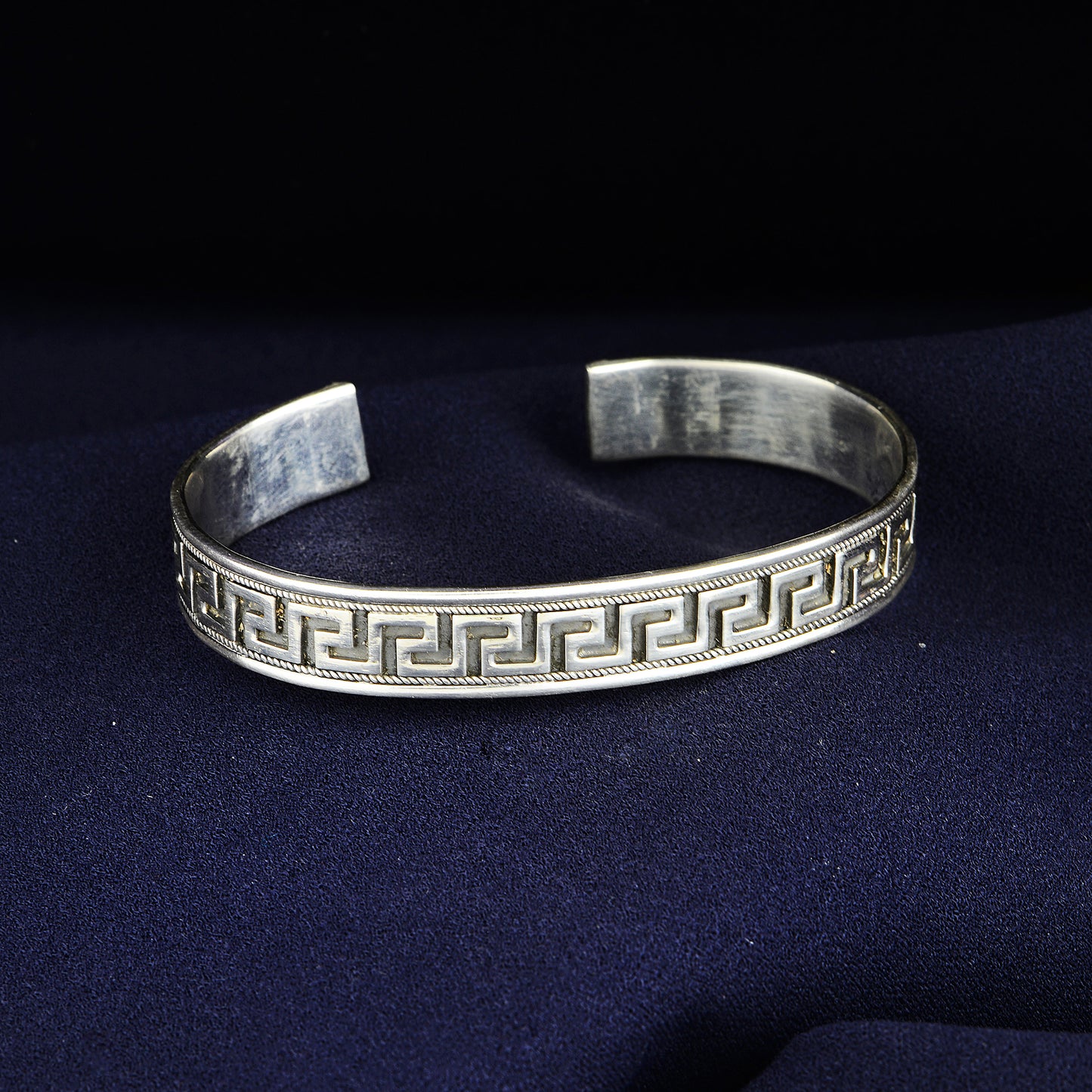 Silbernes dickes Manschettenarmband im griechischen Stil