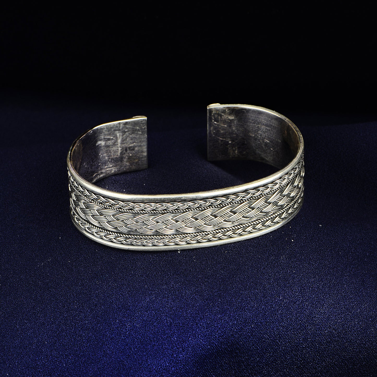 Brazalete de plata hecho a mano con diseño de 18 mm