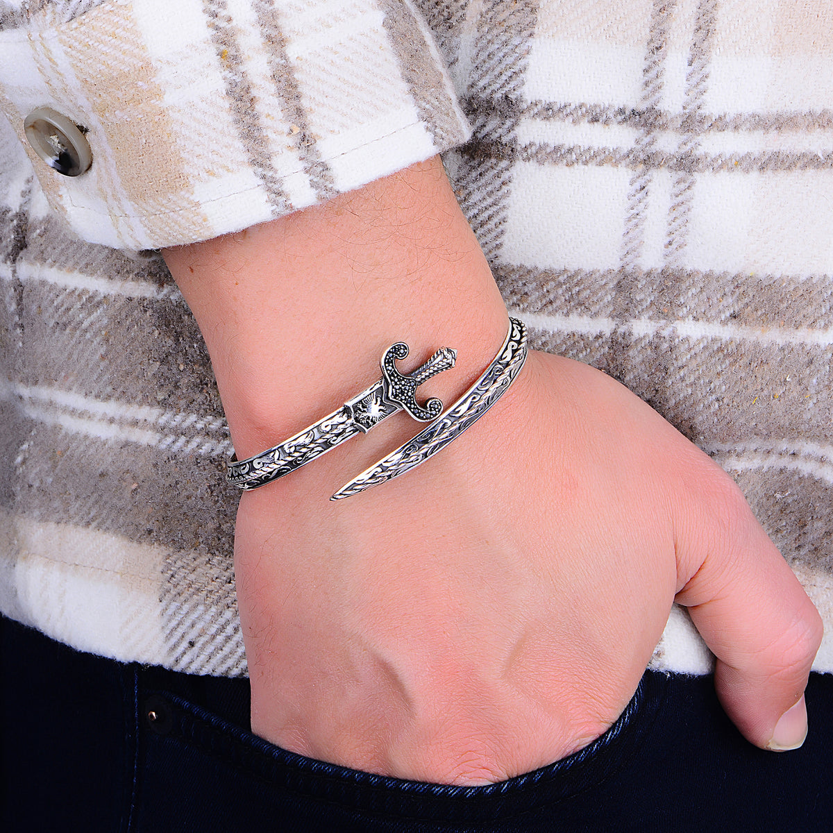 Silbernes Schwertarmband mit schwarzem Stein