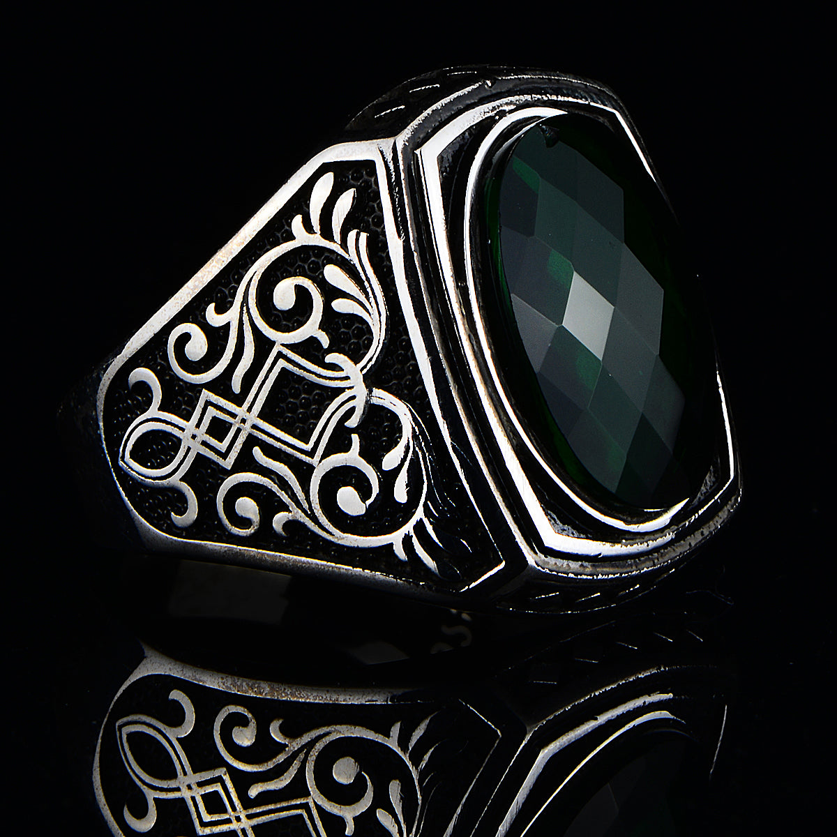 Anillo de plata hecho a mano con piedra esmeralda verde estilo otomano