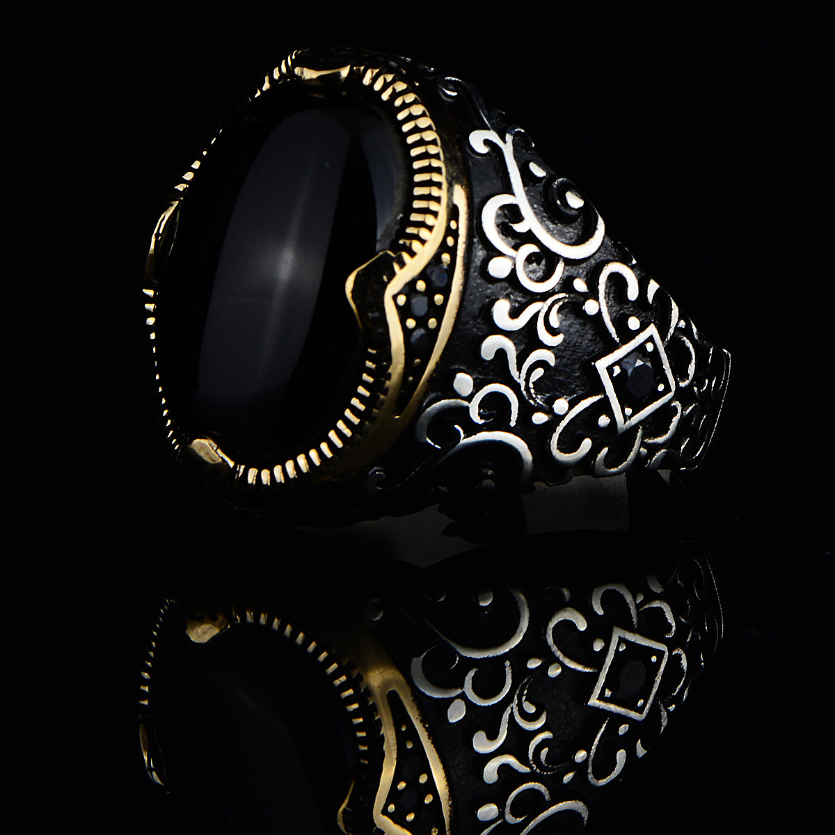 Anillo de plata hecho a mano con piedra de ónix negro