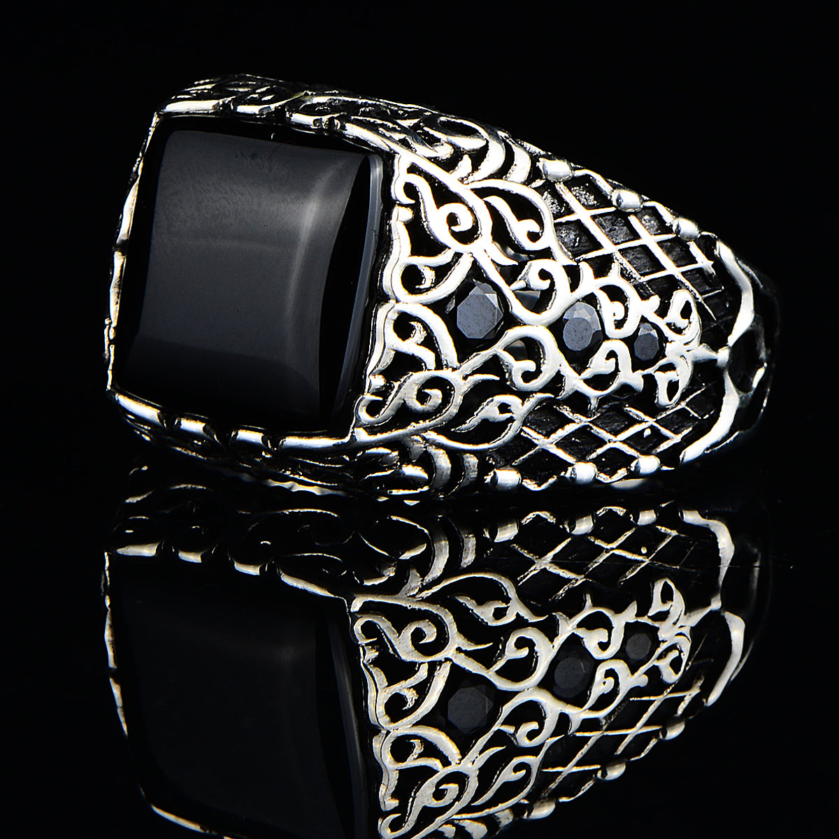 Anillo de hombre con piedra de ónix cuadrada